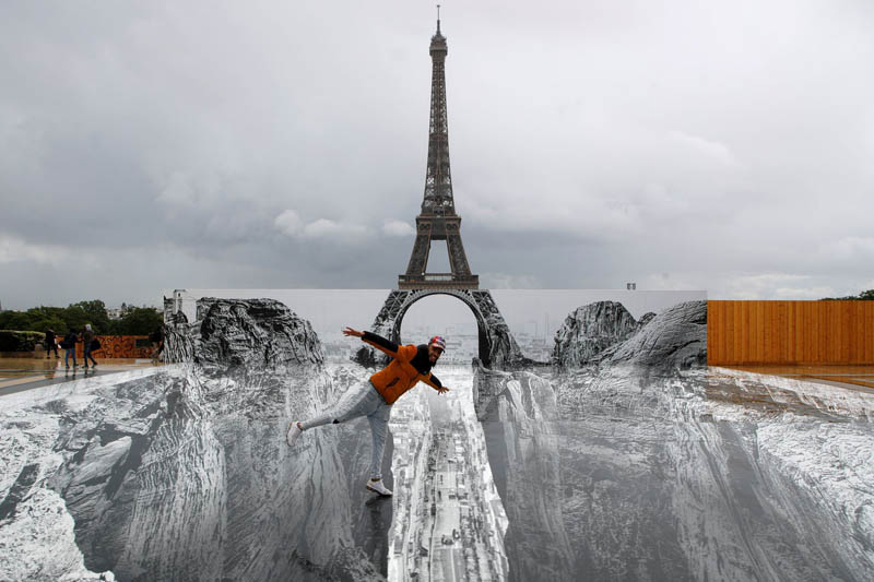 Artista francês JR instalou uma ilusão de desfiladeiro sob a Torre Eiffel