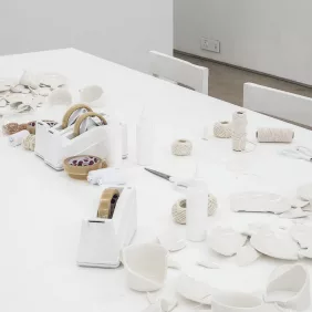 Yoko Ono convida os visitantes a consertar cerâmica quebrada em uma exposição interativa na Whitechapel Gallery