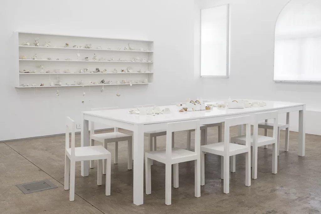 Yoko Ono convida os visitantes a consertar cerâmica quebrada em uma exposição interativa na Whitechapel Gallery