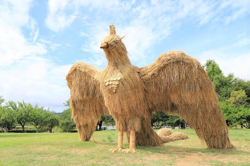 Enormes esculturas de palha do Festival Anual de Arte Wara do Japão