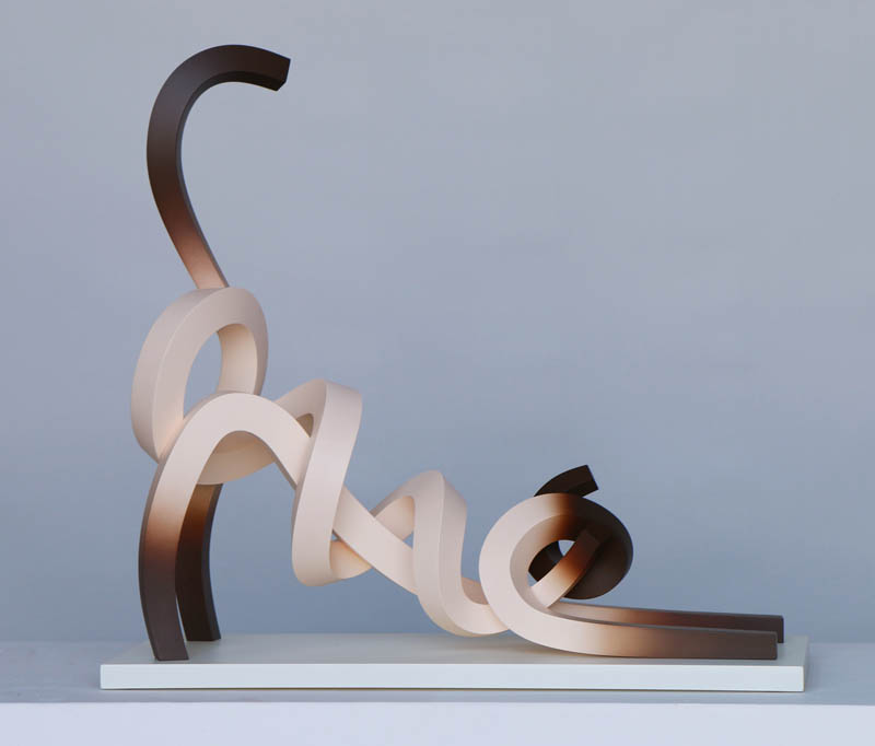 Esculturas de animais feitas de tiras de metal em espiral
