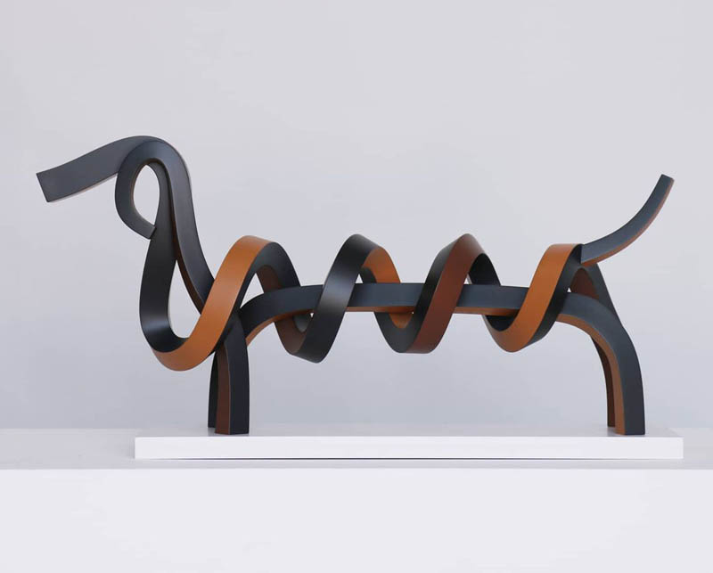 Esculturas de animais feitas de tiras de metal em espiral