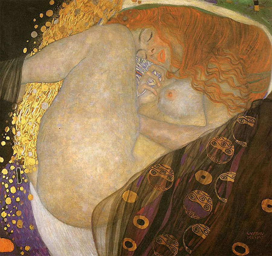 Modelos recriando pinturas douradas de Gustav Klimt