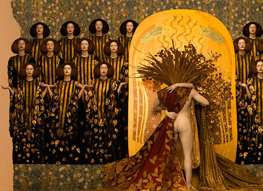 Modelos recriando pinturas douradas de Gustav Klimt