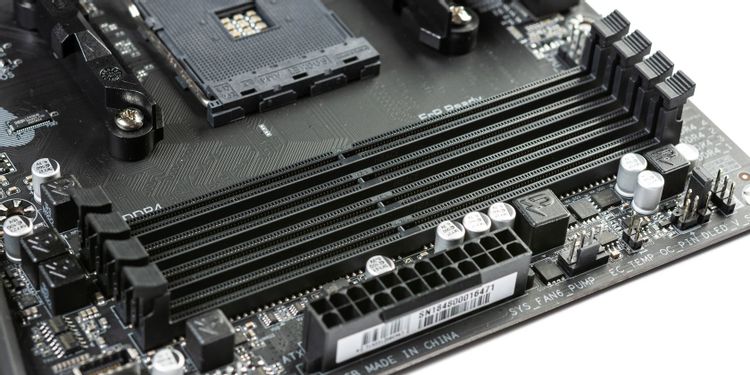 Como faço para encontrar RAM compatível para uma placa-mãe?