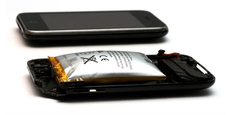 Por que a maioria dos smartphones não tem mais baterias removíveis