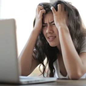 6 causas comuns de estresse no trabalho remoto e como evitá-las