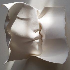 Esculturas sensuais de papel beijando por Polly Verity