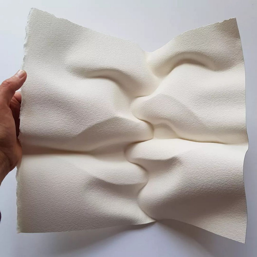Esculturas sensuais de papel beijando por Polly Verity