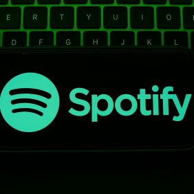 Spotify remove milhares de músicas geradas por IA