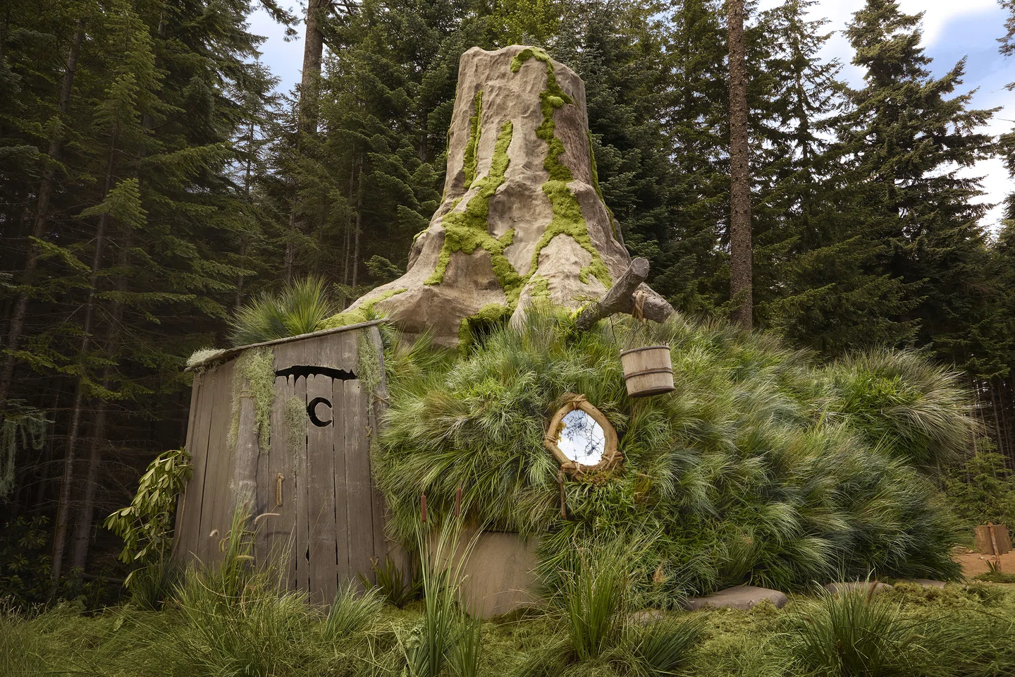 Agora você pode reservar uma estadia no pântano de Shrek gratuitamente no Airbnb